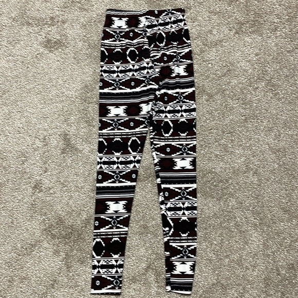 4/$24🦩 Aztec Leggings - Picture 6 of 8